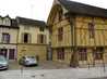  maison jaune à pans de bois